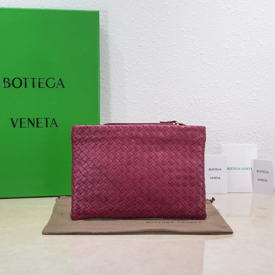 Bv 2022 new woven sheepskin handbag with woven fabric lining. This handbag continues the previous iconic weaving process. The leather is fine and genuine and feels very soft, and the overall shape is excellent. There are multiple card slots inside to store artifacts in an orderly manner. It looks casual, but it is the finishing touch to your whole body. Best choice for gifts or personal use. Size: 30cm, model: 80-2#